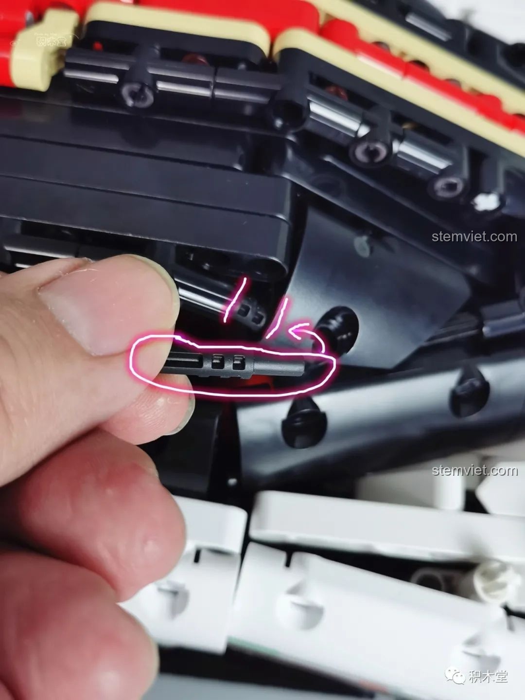 So sánh hai góc nhìn khác nhau của mô hình Mould King 13060 Pagani Zonda R, thể hiện sự hoàn thiện trong thiết kế.