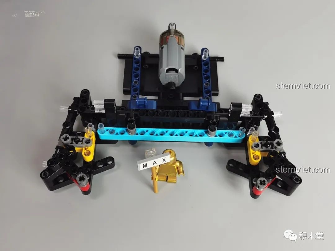 Hệ thống treo của Mould King 13060 Pagani Zonda R được gia cố bằng vòng cao su, tăng khả năng đàn hồi.