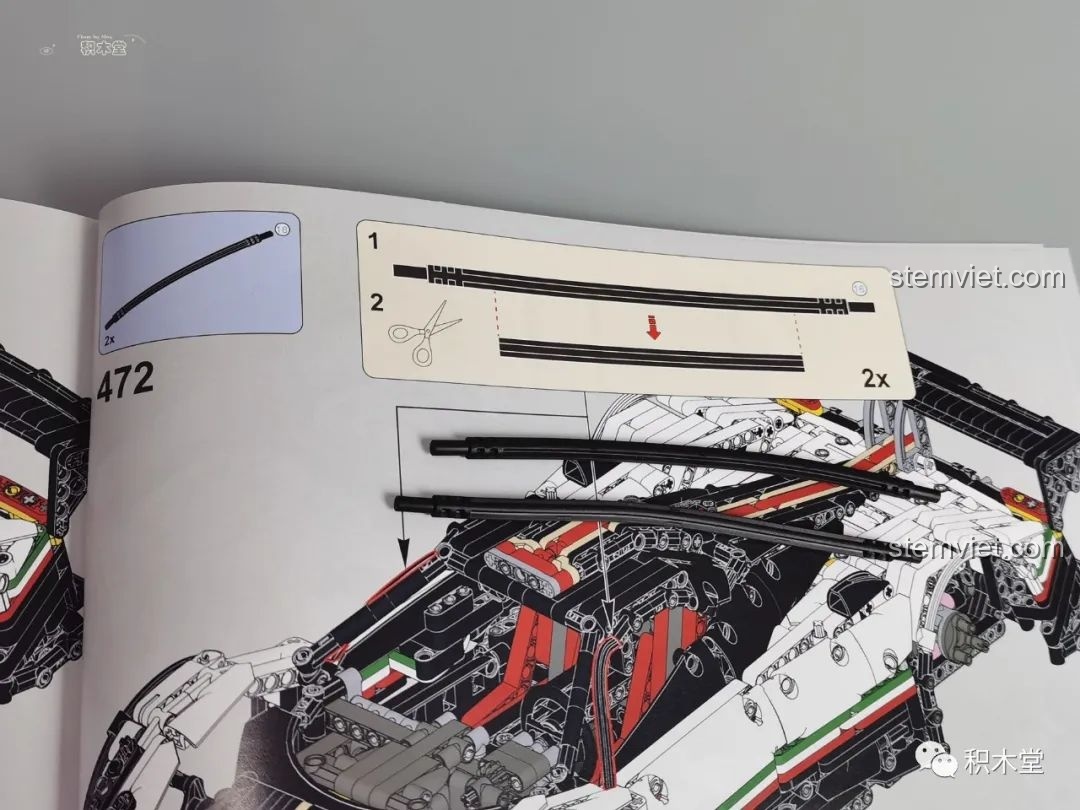 Mô hình đồ chơi lắp ráp Mould King 13060 Pagani Zonda R hoàn thiện, nhìn từ góc 3/4 phía sau bên phải.