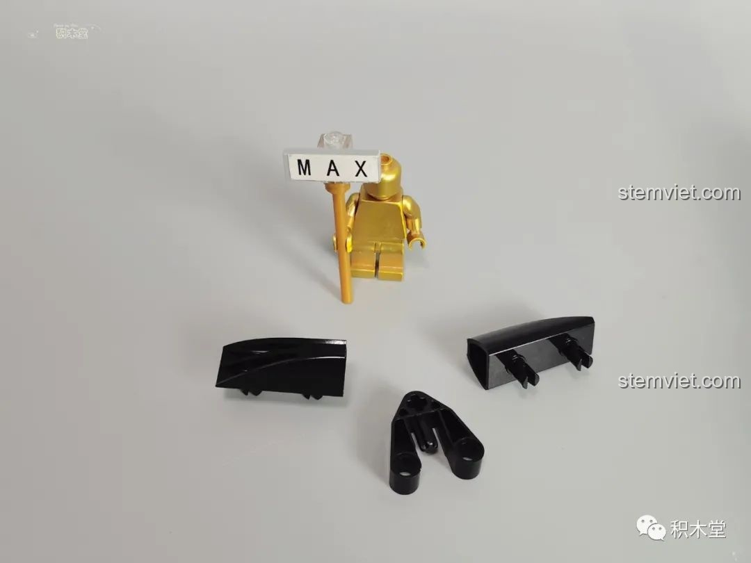 Mô hình đồ chơi lắp ráp Mould King 13060 Pagani Zonda R hoàn thiện, nhìn từ góc 3/4 phía sau, nổi bật cánh gió lớn.