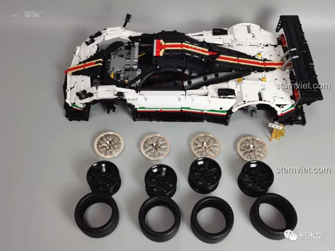 Mô hình đồ chơi lắp ráp Mould King 13060 Pagani Zonda R hoàn thiện, nhìn từ góc 3/4 phía trước bên phải, bánh xe mạ vàng.