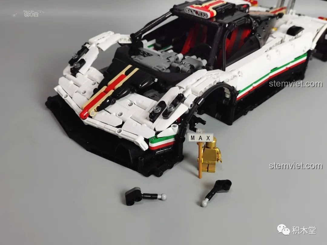 Mô hình đồ chơi lắp ráp Mould King 13060 Pagani Zonda R hoàn thiện, nhìn từ góc bên hông phải.