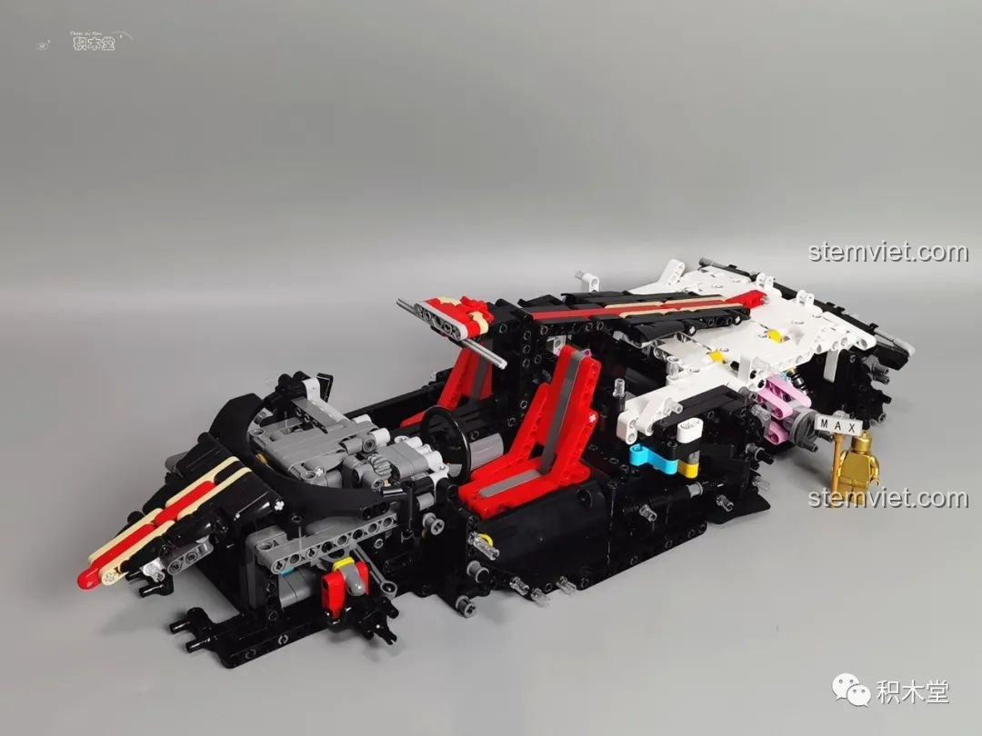 Mô hình đồ chơi lắp ráp Mould King 13060 Pagani Zonda R hoàn thiện, nhìn từ góc bên hông, nổi bật dải màu cờ Ý.