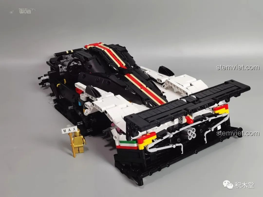 Mô hình đồ chơi lắp ráp Mould King 13060 Pagani Zonda R hoàn thiện, nhìn từ góc phía sau, nổi bật hệ thống ống xả.