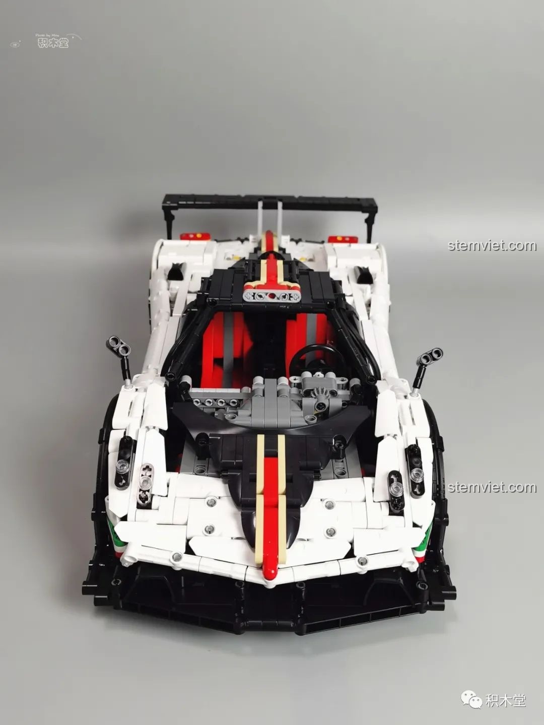 Mô hình đồ chơi lắp ráp Mould King 13060 Pagani Zonda R hoàn thiện, nhìn từ trên xuống, tổng thể thiết kế.