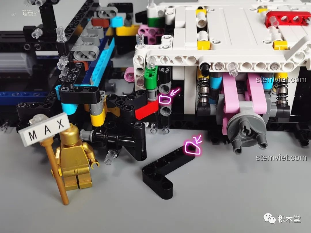 Mô hình đồ chơi lắp ráp Mould King 13060 Pagani Zonda R hoàn thiện, nhìn từ góc phía trước, nổi bật với màu trắng và sọc Ý.