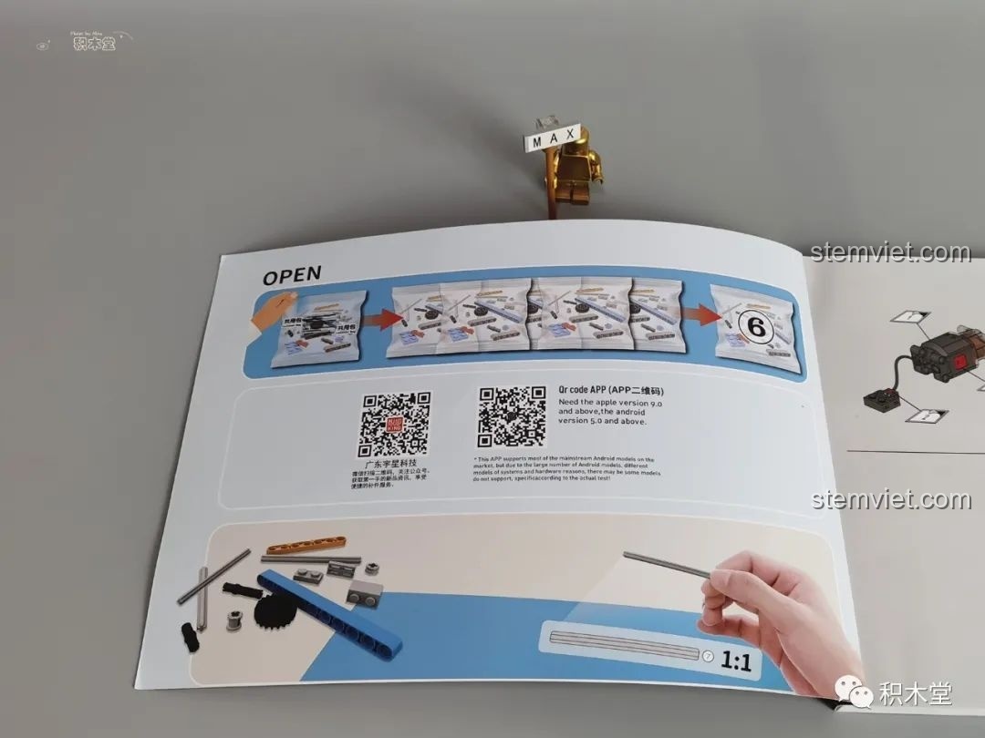 Trang đầu sách hướng dẫn Mould King 13060 Pagani Zonda R với hướng dẫn phân loại túi và mã QR cho ứng dụng điều khiển.