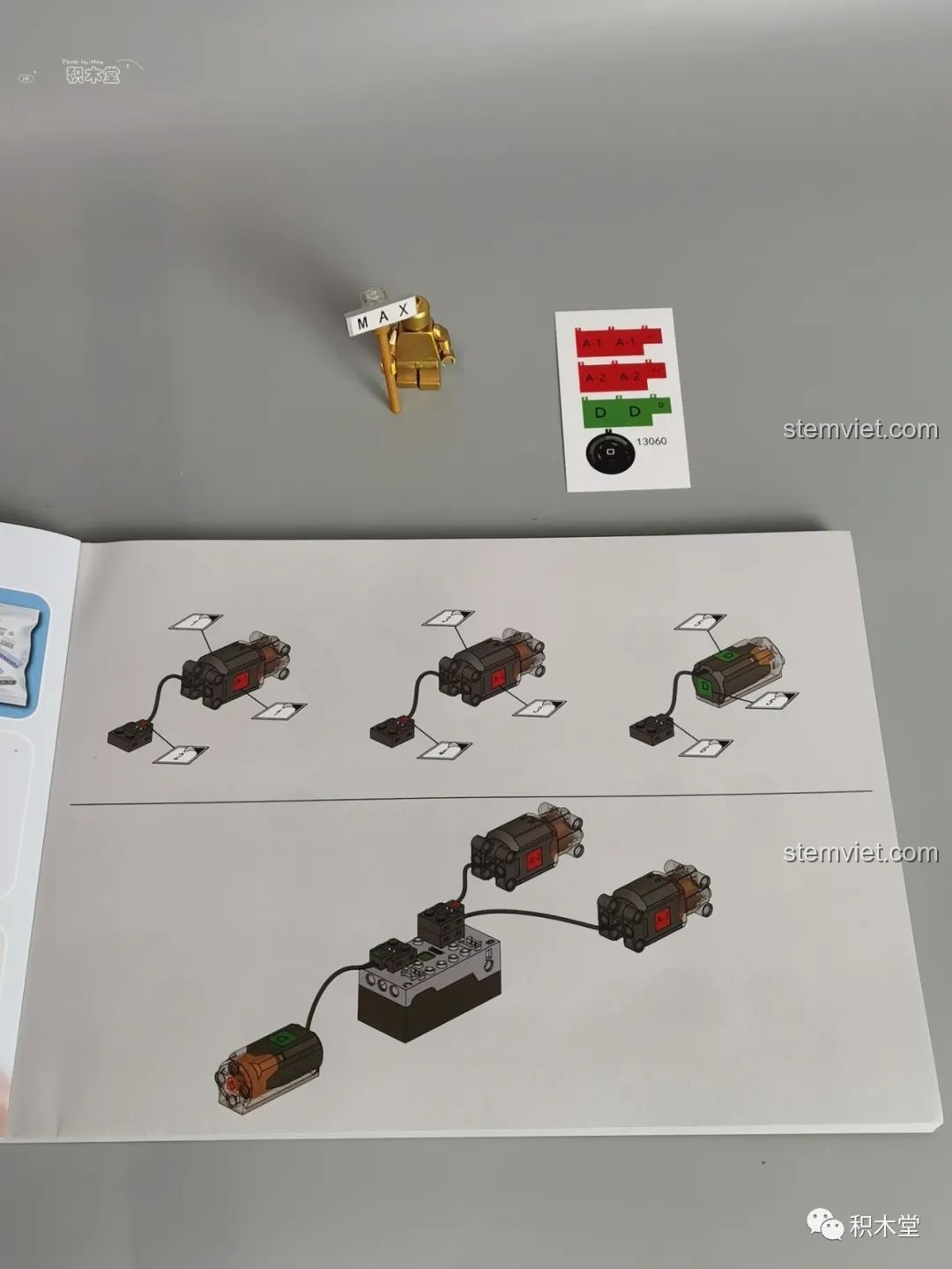 Hướng dẫn kết nối motor và pin trong sách hướng dẫn của bộ đồ chơi lắp ráp Mould King 13060 Pagani Zonda R.