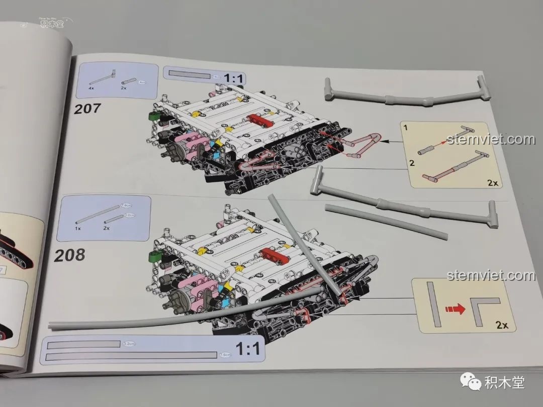 Quá trình kết nối module động cơ với thân xe của Mould King 13060 Pagani Zonda R, cho thấy điểm có thể gây cản trở.