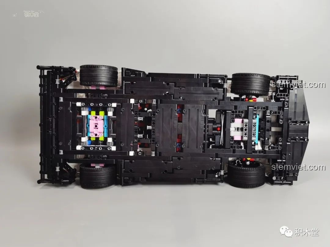 Khoang động cơ mở của mô hình Mould King 13060 Pagani Zonda R, cho thấy các chi tiết cơ khí bên trong.