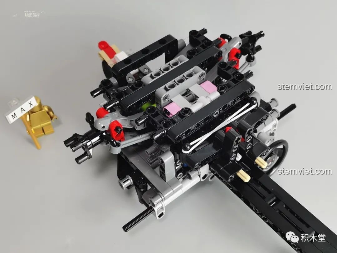 Khung gầm của mô hình Mould King 13060 Pagani Zonda R đang dần hoàn thiện, thể hiện cấu trúc phức tạp.