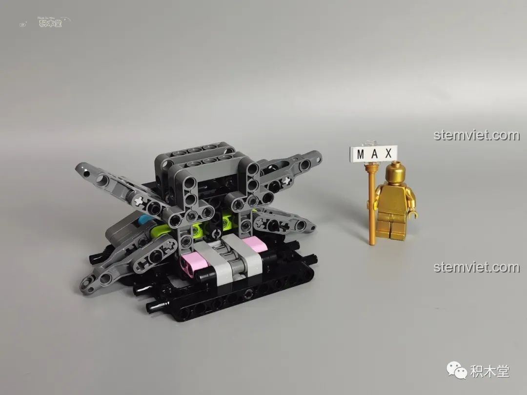 Quá trình lắp ráp ban đầu của bộ đồ chơi Mould King 13060 Pagani Zonda R, khung gầm xe đang được xây dựng.