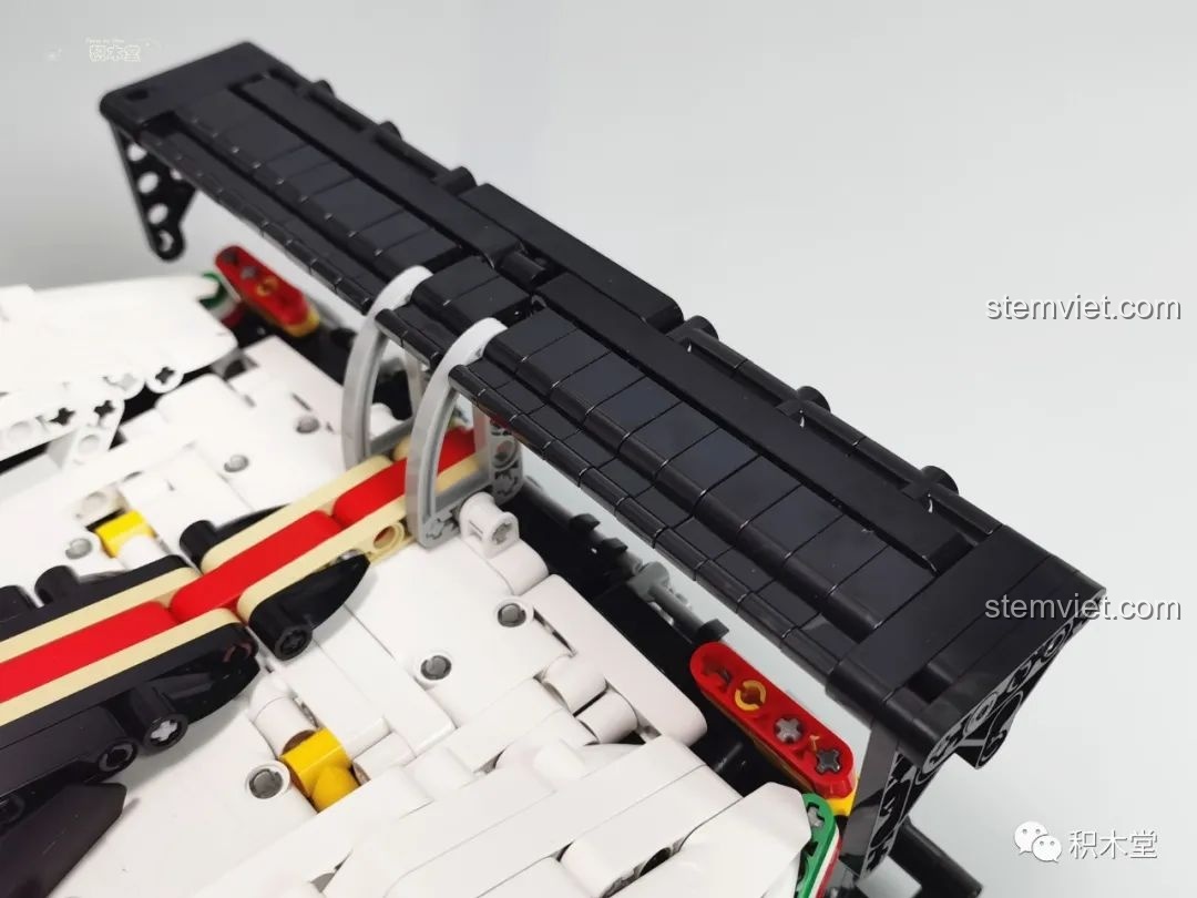 Mô hình đồ chơi lắp ráp Mould King 13060 Pagani Zonda R trong khung hình video, sẵn sàng cho việc quay phim.