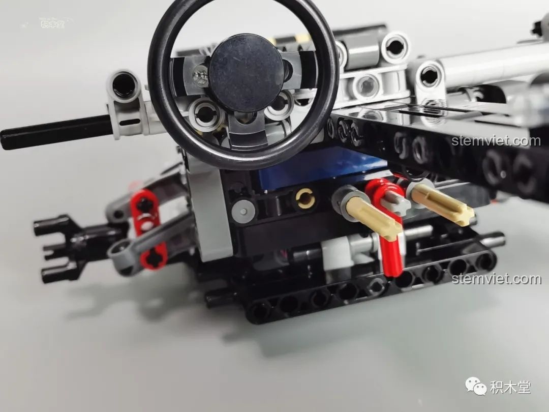 Kiểm tra độ mượt mà của hệ thống lái và cơ chế hồi vị trên mô hình Mould King 13060 Pagani Zonda R đang lắp dở.