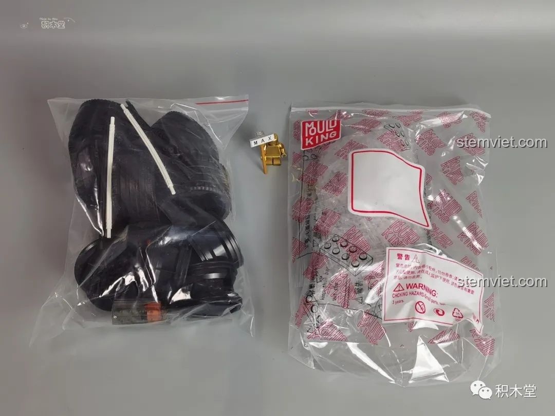 Hai túi linh kiện chung của bộ đồ chơi lắp ráp Mould King 13060 Pagani Zonda R, chứa lốp xe và các chi tiết nhỏ khác.