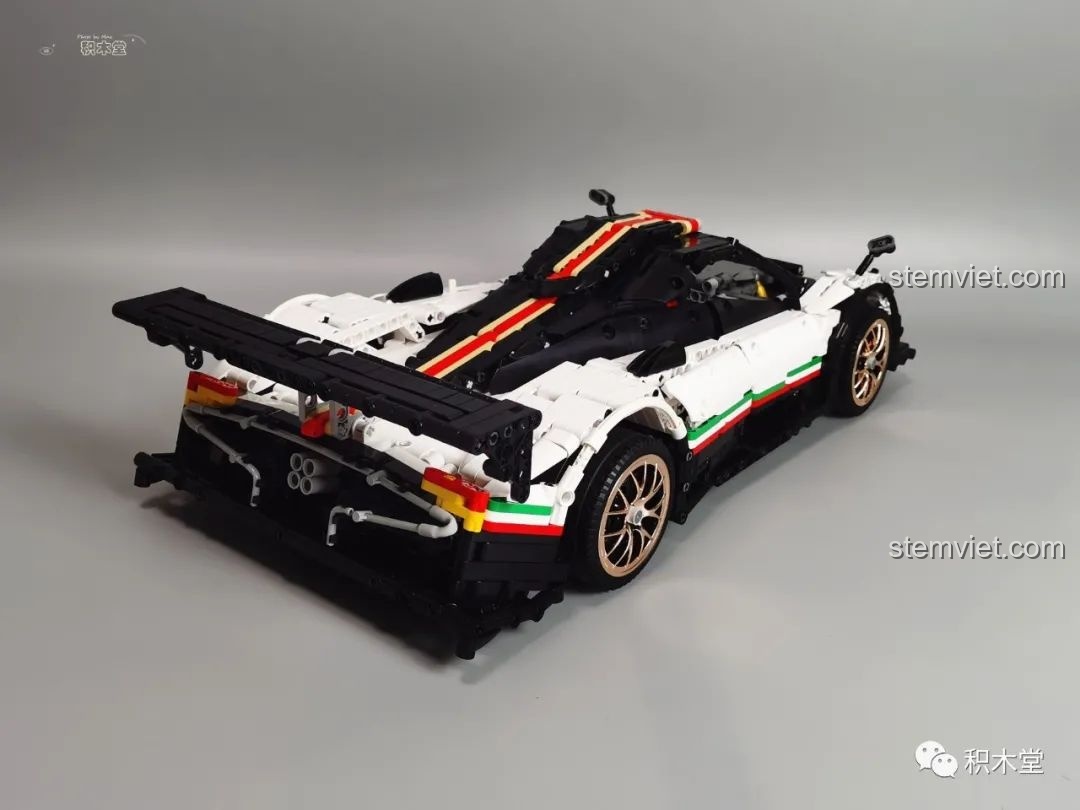 Lưới tản nhiệt phía trước của mô hình Mould King 13060 Pagani Zonda R được tái hiện tỉ mỉ, tăng tính chân thực.