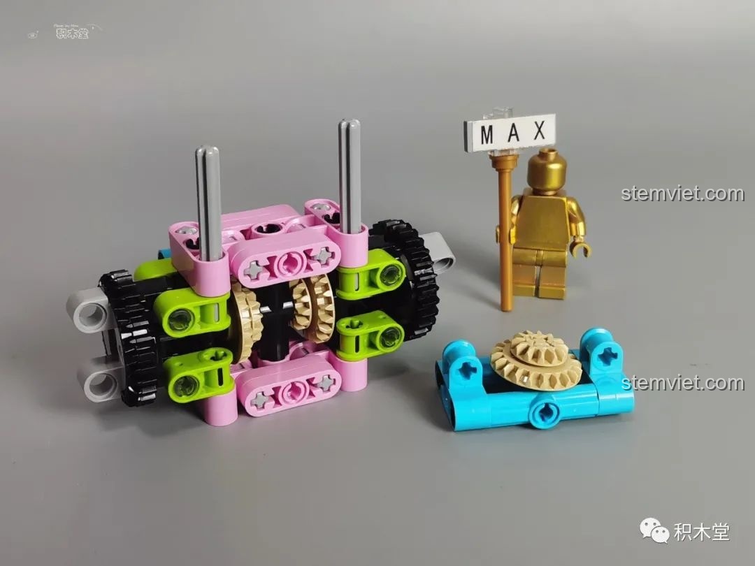 Module động cơ phía sau của Mould King 13060 Pagani Zonda R đã sẵn sàng để kết nối với phần thân xe.