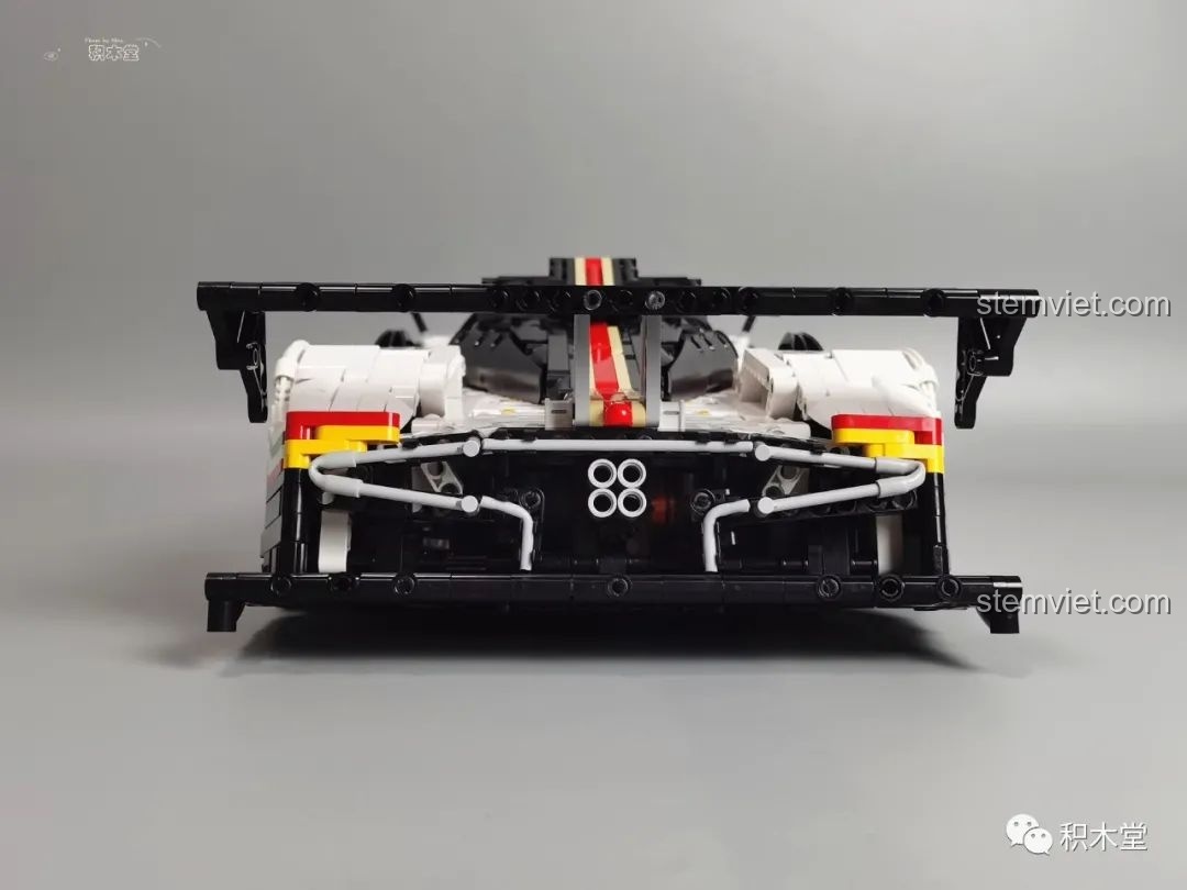 Nắp capo của mô hình Mould King 13060 Pagani Zonda R với dải màu đặc trưng, thể hiện sự tinh tế trong thiết kế.