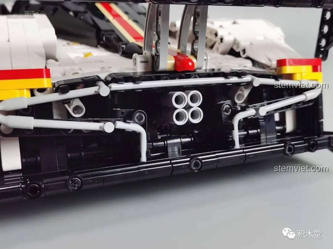 Mô hình đồ chơi lắp ráp Mould King 13060 Pagani Zonda R trên nền gạch, nổi bật màu sắc trắng và sọc Ý.