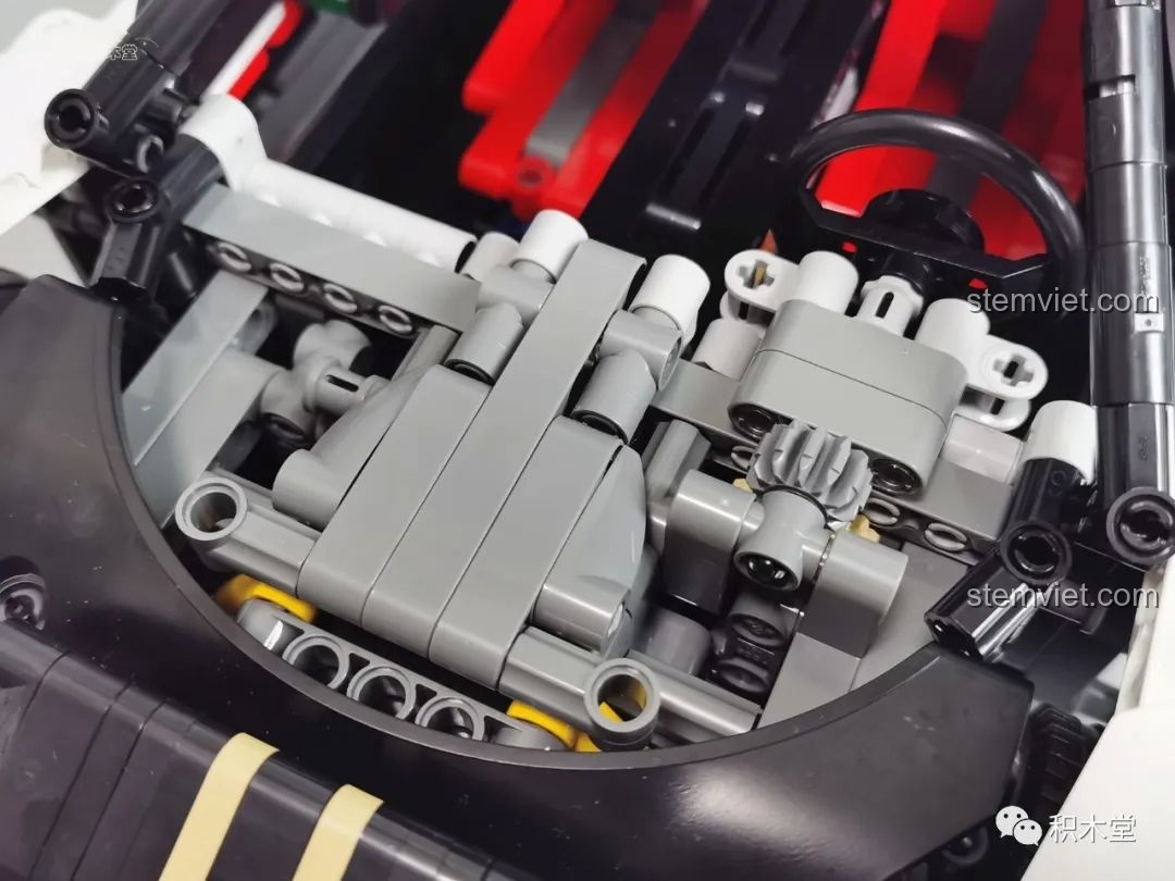 Mô hình đồ chơi lắp ráp Mould King 13060 Pagani Zonda R được chụp ngoài trời, tạo cảm giác sống động và chân thực.