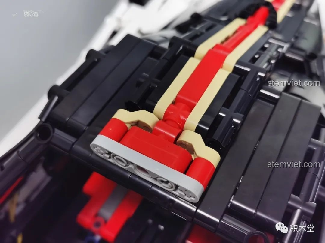 Mô hình đồ chơi lắp ráp Mould King 13060 Pagani Zonda R được chụp với góc nghệ thuật, làm nổi bật chi tiết đầu xe.