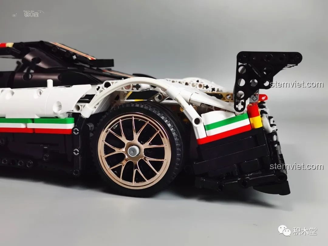 Mô hình đồ chơi lắp ráp Mould King 13060 Pagani Zonda R được chụp trong khung cảnh đường phố, tạo cảm giác như xe thật.