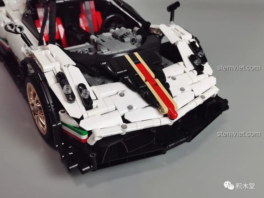Chi tiết phần nóc xe và đường nét khí động học của mô hình Mould King 13060 Pagani Zonda R.