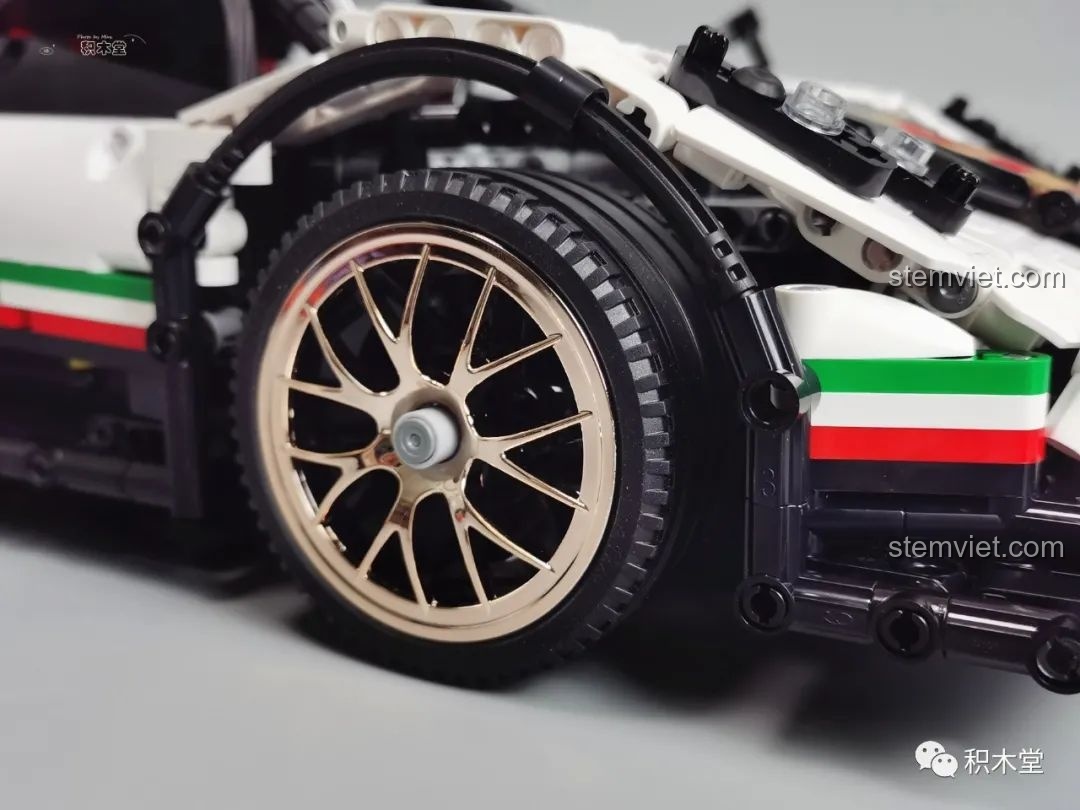 Hệ thống ống xả kép và cấu trúc chắc chắn của mô hình Mould King 13060 Pagani Zonda R.