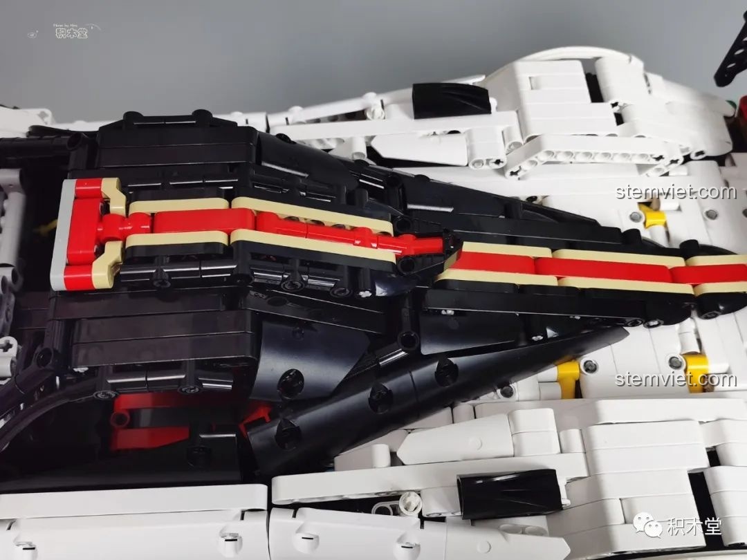 So sánh mô hình Mould King 13060 Pagani Zonda R với hình ảnh phiên bản mui trần của Pagani Zonda.