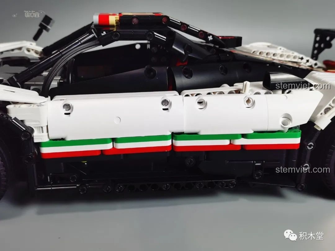 So sánh mô hình đồ chơi lắp ráp Mould King 13060 Pagani Zonda R với hình ảnh xe thật, cho thấy độ chính xác cao.