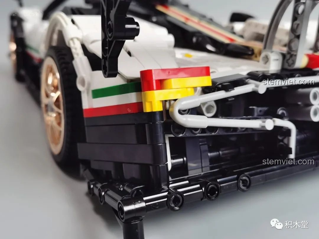 Mô hình đồ chơi lắp ráp Mould King 13060 Pagani Zonda R được chụp từ trên cao, tổng thể thiết kế.