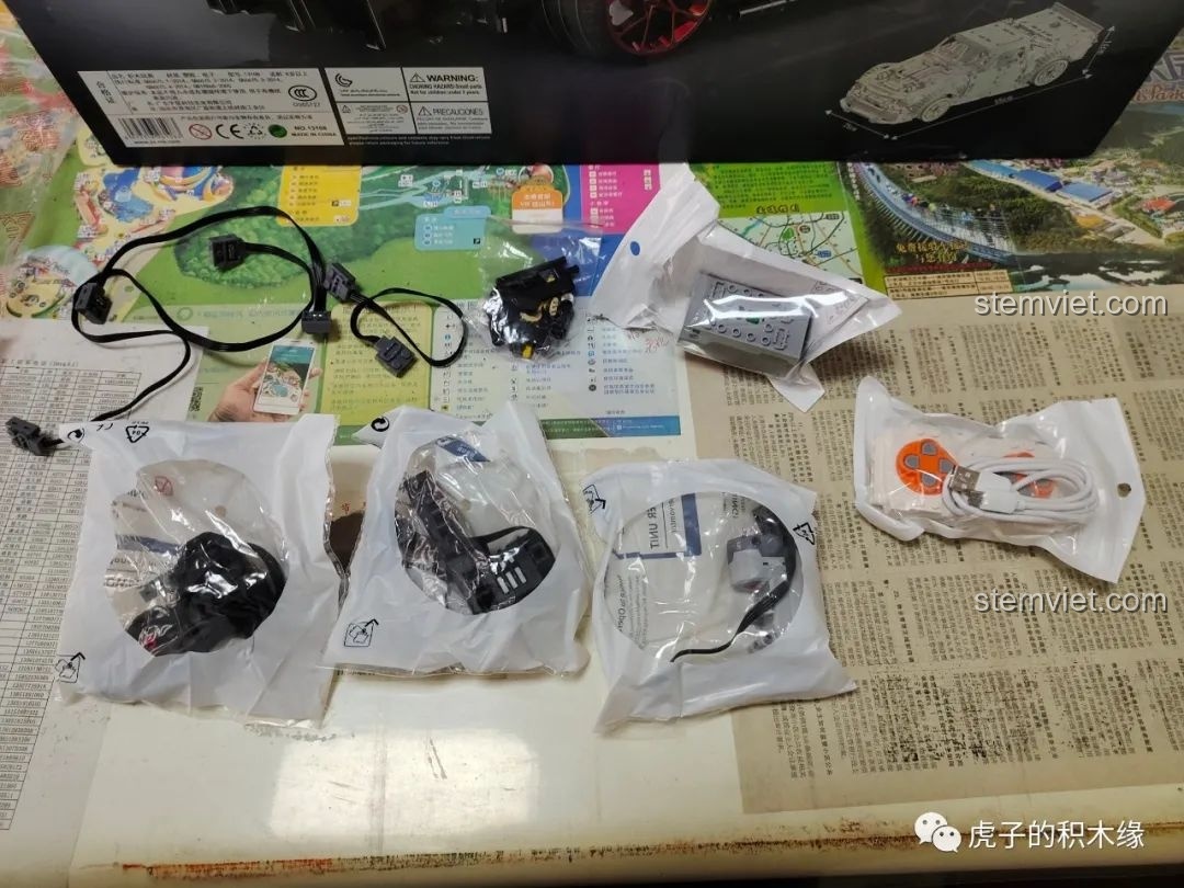 Bộ linh kiện điện tử của Mould King 13108 bao gồm động cơ, servo, hộp pin, dây nối và bộ điều khiển từ xa.