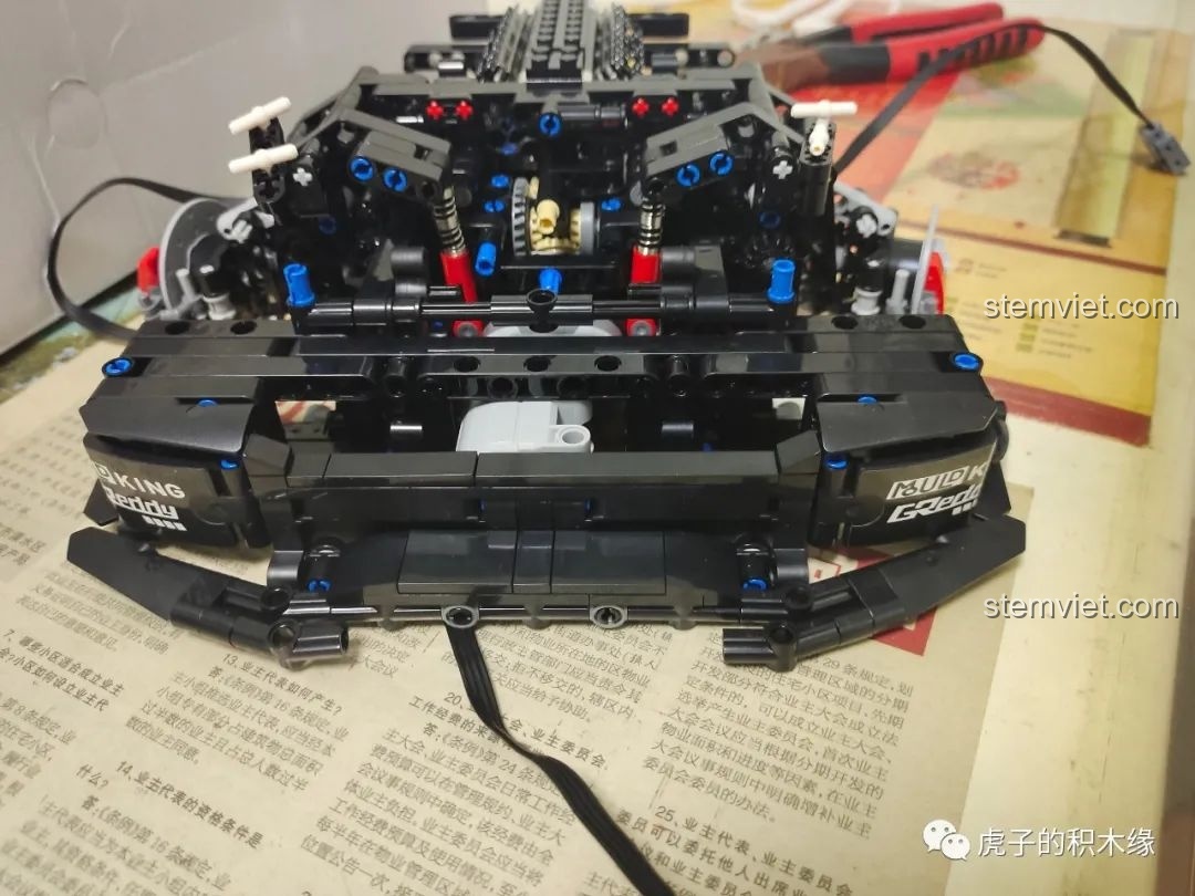 Cận cảnh phần đầu xe của mô hình Mould King 13108 đang trong quá trình lắp ráp, rất giống với xe thật.