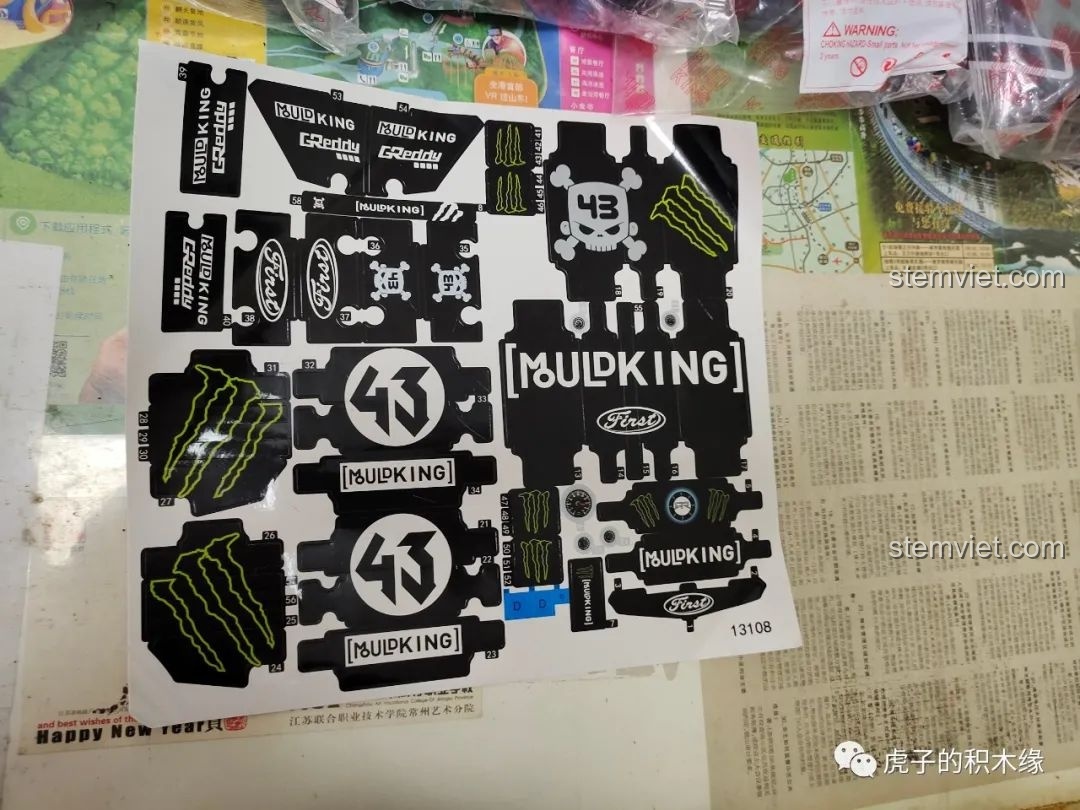 Cận cảnh tấm decal chất lượng cao của bộ Mould King 13108 với đầy đủ các logo và họa tiết đặc trưng.