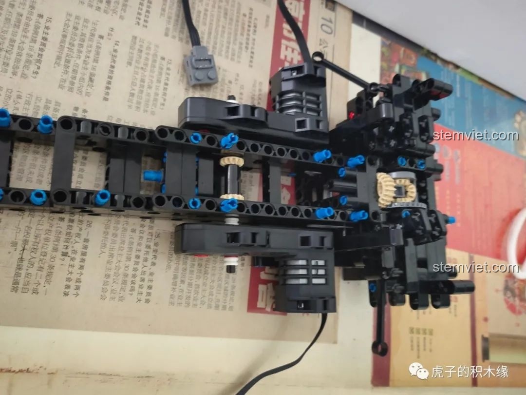 Khung xe Mould King 13108 sau khi đã lắp hai động cơ Monster, chuẩn bị cho các bước lắp ráp hệ thống truyền động.