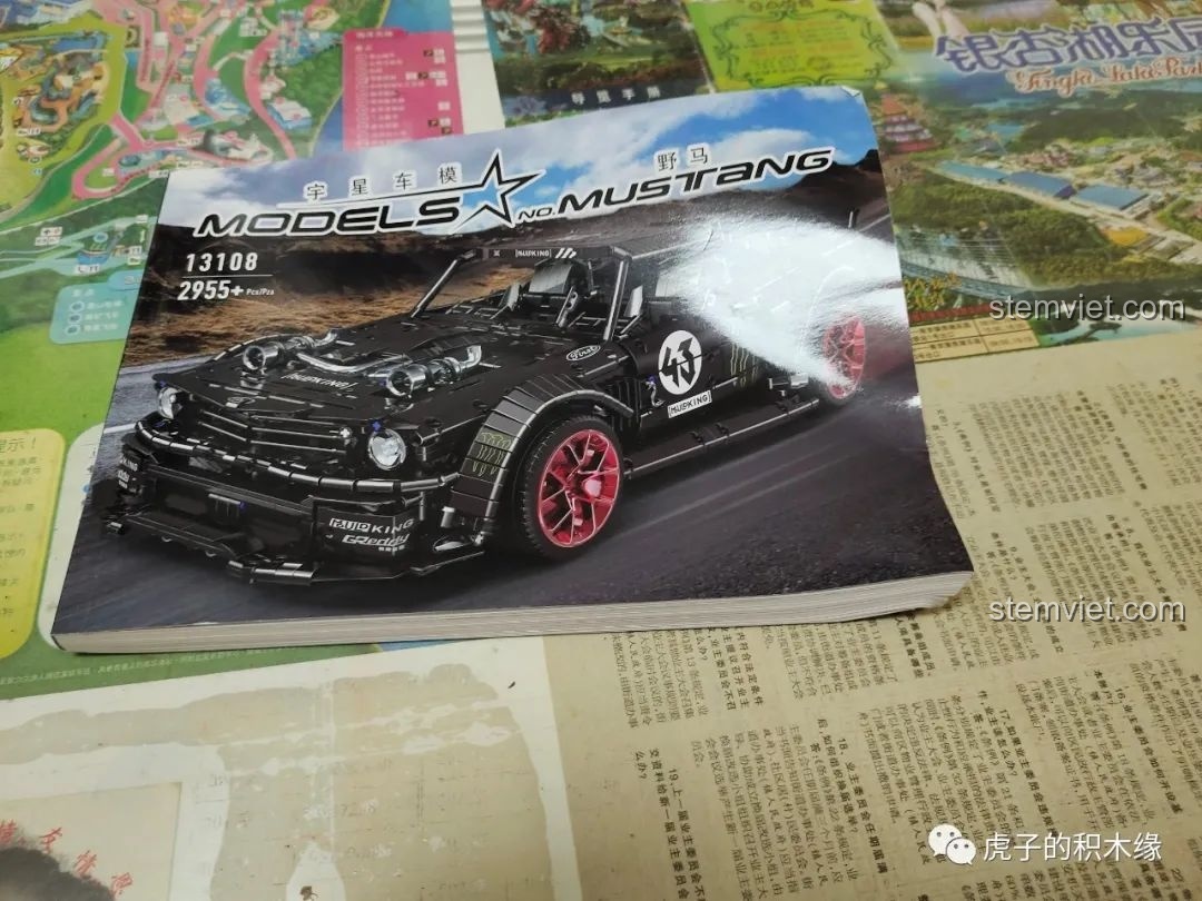 Sách hướng dẫn lắp ráp dày 333 trang của bộ Mould King 13108, được in màu sắc nét và chi tiết.