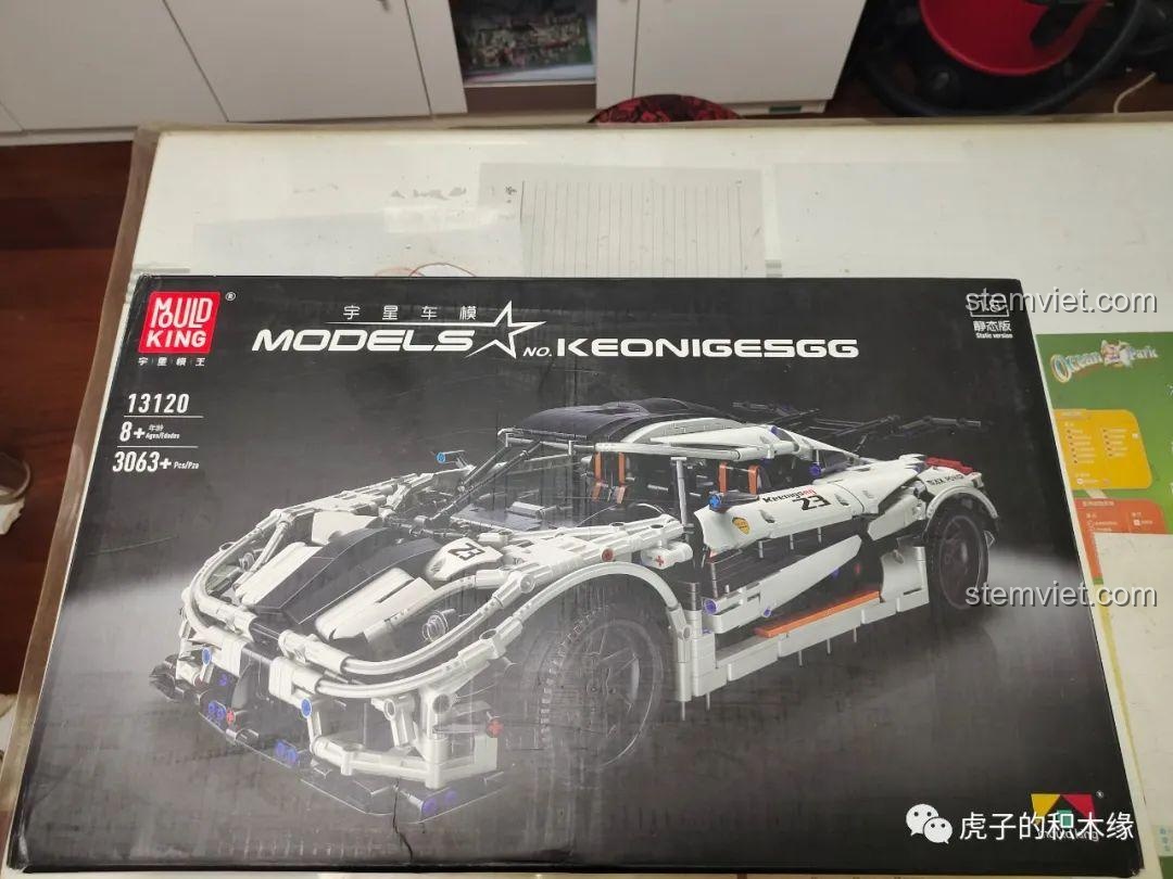 Mặt trước hộp bộ lắp ráp Siêu xe Koenigsegg One:1 Mould King 13120S, thể hiện hình ảnh chi tiết của mô hình.