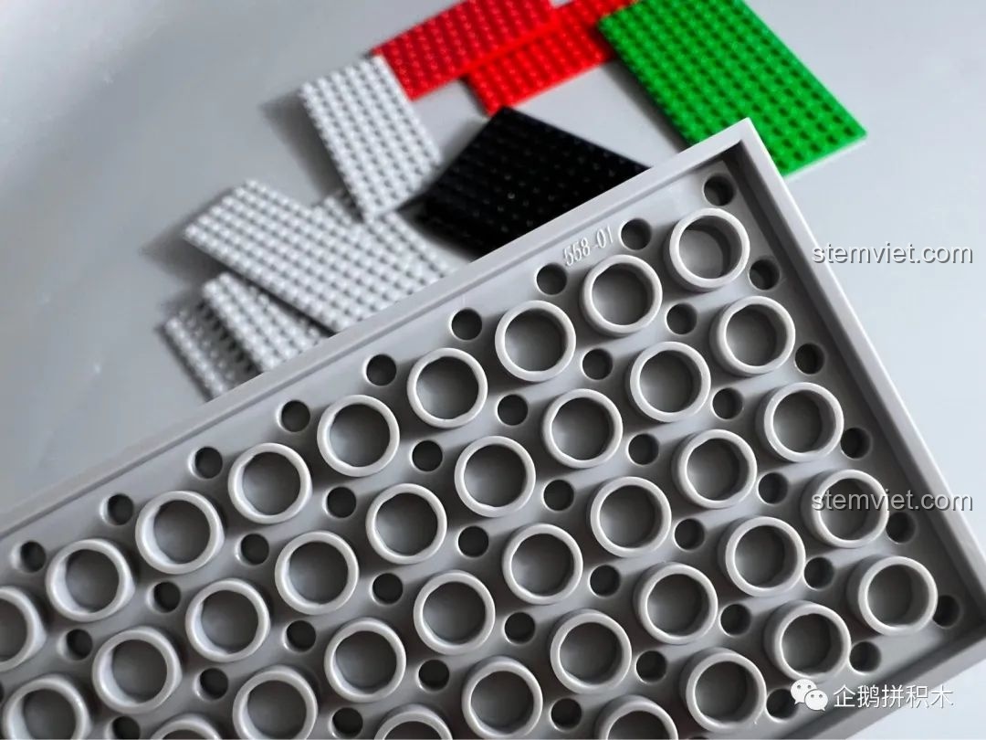 Mặt dưới của một mảnh ghép màu xám từ bộ Tàu Thiên Niên Kỷ Mould King 21026, cho thấy cấu trúc và độ hoàn thiện của chi tiết.