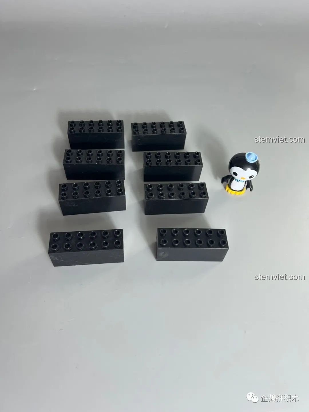 Cận cảnh các viên gạch đối trọng màu đen đi kèm bộ lắp ráp Tàu Thiên Niên Kỷ Mould King 21026, giúp tăng cường sự ổn định cho mô hình.