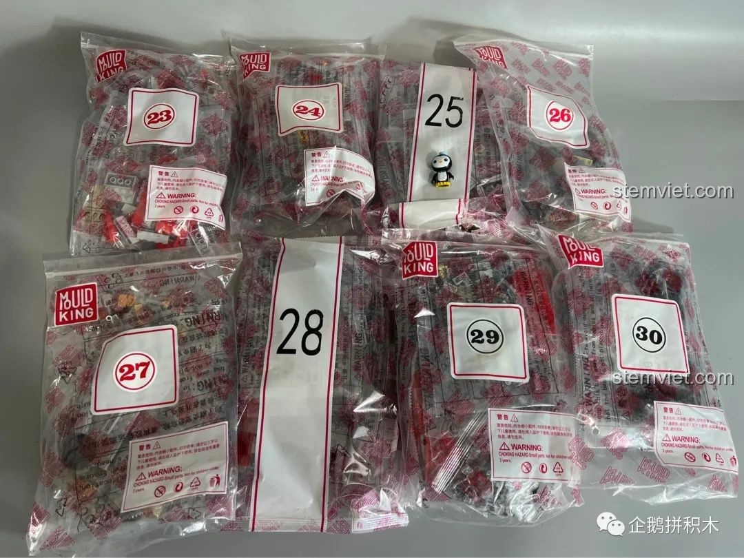 Các gói mảnh ghép được đánh số từ 23 đến 30 của bộ lắp ráp Tàu Thiên Niên Kỷ Mould King 21026, gần đến những phần cuối cùng của mô hình.