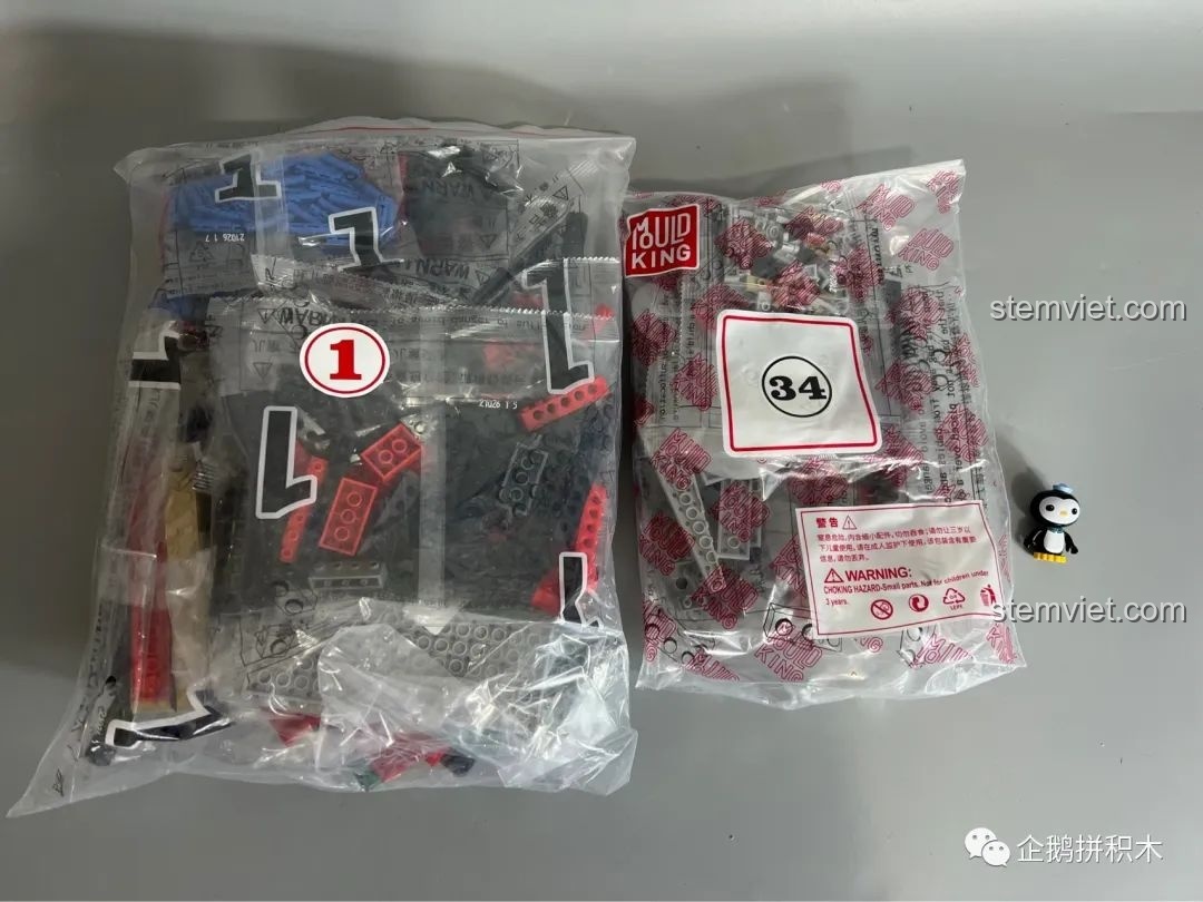 Các gói mảnh ghép được đánh số 1 và 34 của bộ lắp ráp Tàu Thiên Niên Kỷ Mould King 21026, cho thấy sự phân loại rõ ràng.
