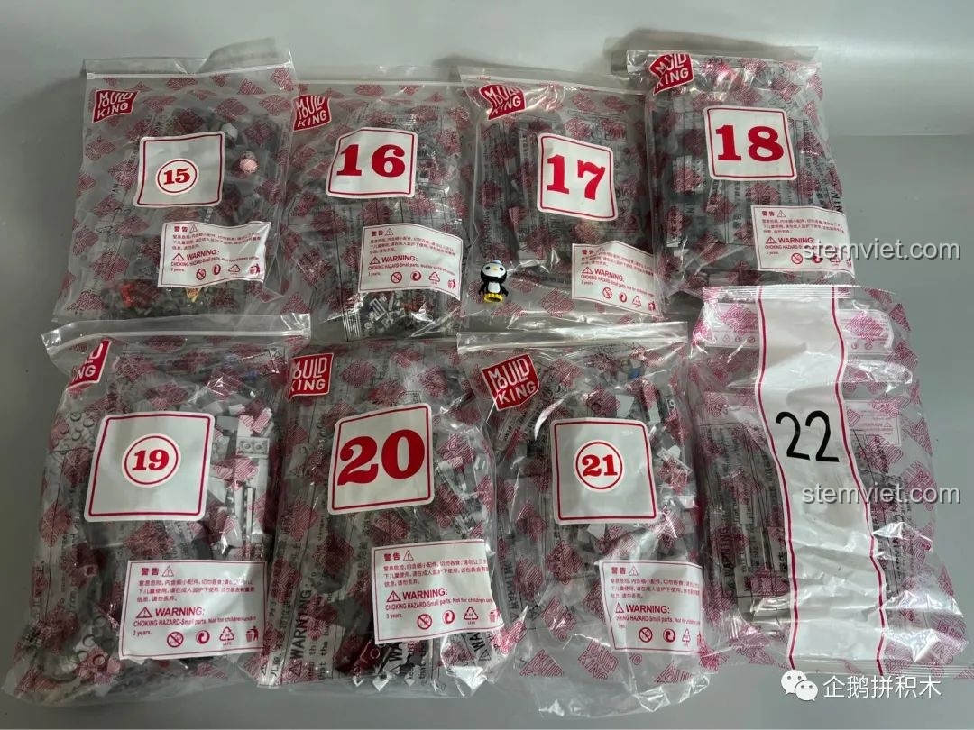 Các gói mảnh ghép được đánh số từ 15 đến 22 của bộ lắp ráp Tàu Thiên Niên Kỷ Mould King 21026, cho thấy sự tiến triển trong việc phân chia các phần của mô hình.