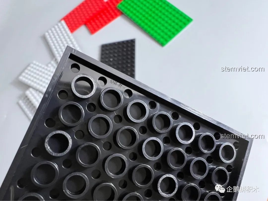 Mặt dưới của một mảnh ghép màu đen từ bộ Tàu Thiên Niên Kỷ Mould King 21026, minh họa chất lượng nhựa và thiết kế của chi tiết.