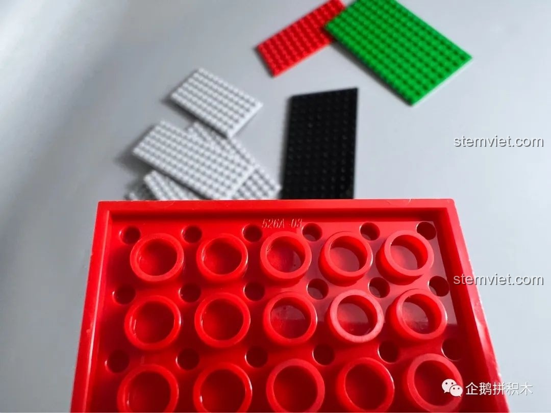 Mặt dưới của một mảnh ghép màu đỏ từ bộ Tàu Thiên Niên Kỷ Mould King 21026, cho thấy độ hoàn thiện và màu sắc tươi sáng của chi tiết.