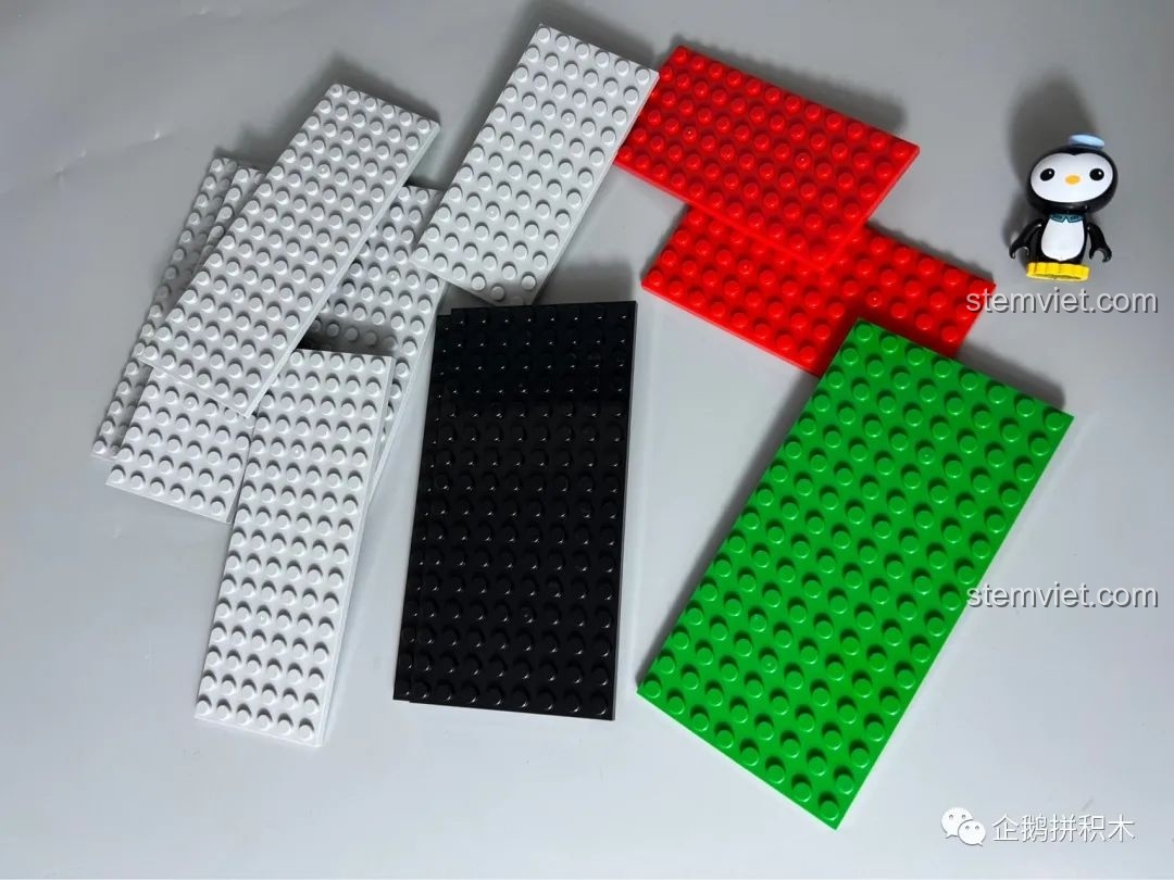 Các mảnh ghép màu sắc khác nhau (trắng, đỏ, đen, xanh lá) của Tàu Thiên Niên Kỷ Mould King 21026, cho thấy sự đa dạng về màu sắc và loại mảnh ghép.