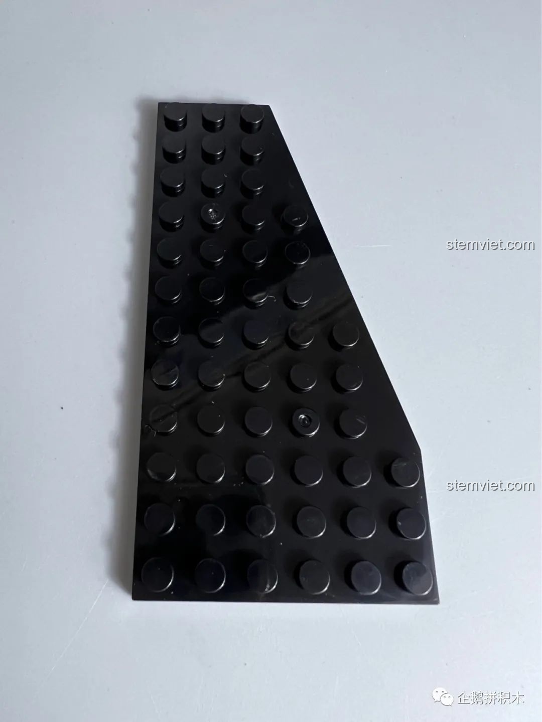 Một mảnh ghép hình tam giác màu đen từ bộ Tàu Thiên Niên Kỷ Mould King 21026, cho thấy sự đa dạng về hình dạng của các chi tiết.