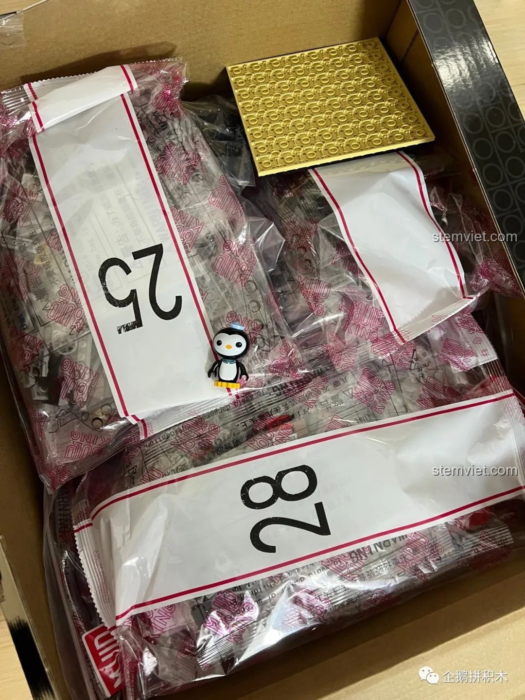 Bên trong hộp Tàu Thiên Niên Kỷ Mould King 21026, cho thấy rất nhiều túi mảnh ghép được đóng gói cẩn thận, sẵn sàng cho quá trình lắp ráp.