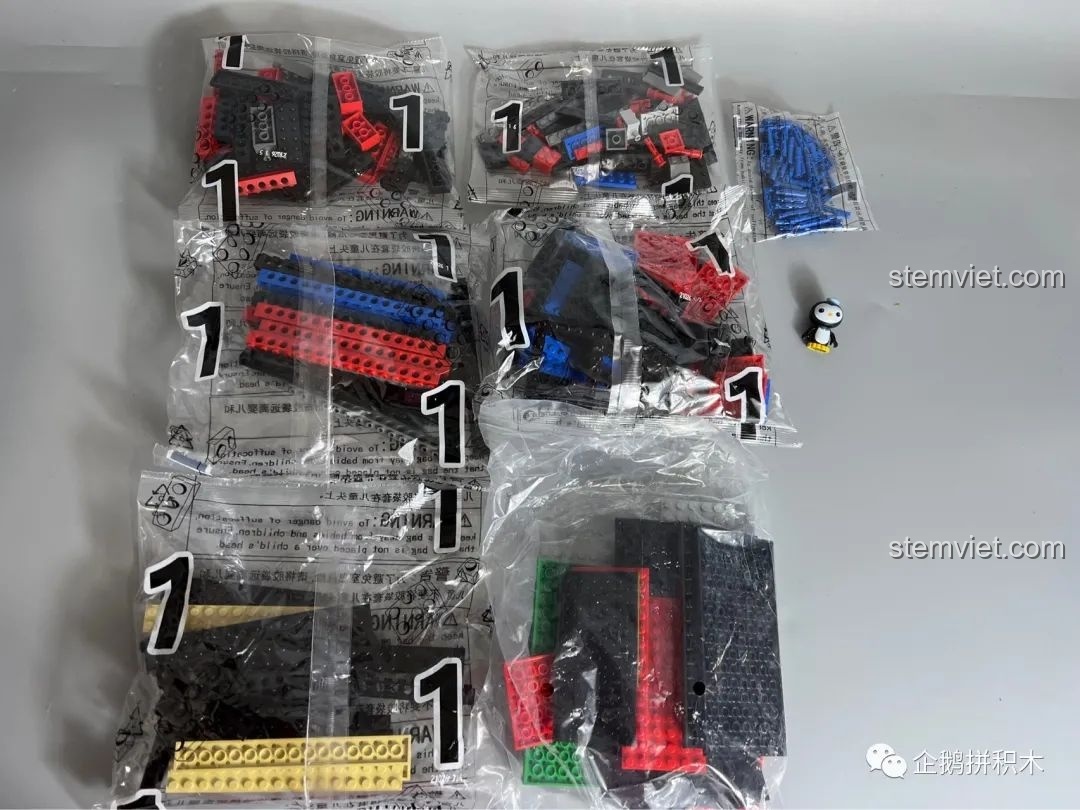 Các túi nhỏ bên trong gói số 1 của Tàu Thiên Niên Kỷ Mould King 21026, cho thấy sự phân loại chi tiết các mảnh ghép theo từng phần nhỏ hơn.