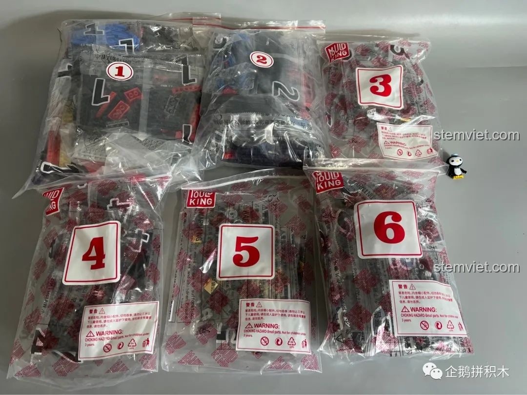 Các gói mảnh ghép được đánh số từ 1 đến 6 của bộ lắp ráp Tàu Thiên Niên Kỷ Mould King 21026, thể hiện sự sắp xếp khoa học của nhà sản xuất.