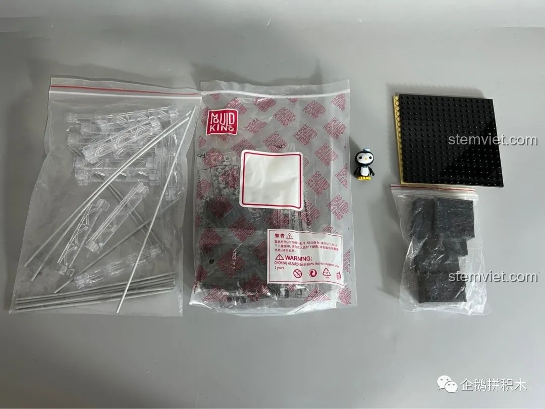 Các gói phụ kiện bổ sung của Tàu Thiên Niên Kỷ Mould King 21026, bao gồm các thanh đỡ trong suốt và gạch đối trọng, đảm bảo độ vững chắc cho mô hình.